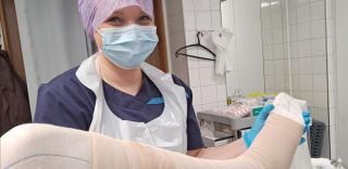 Sairaanhoitaja ja auktorisoitu haavahoitaja Maria Honkala on tehnyt potilaalle alaraajaan turvotuksen hoidoksi vähäelastisen kompressiosidonnan kahdella sidoksella.